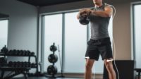 Teknik Dasar Melakukan Gerakan Kettlebell Swing Untuk Memperkuat Otot Punggung Dan Kaki